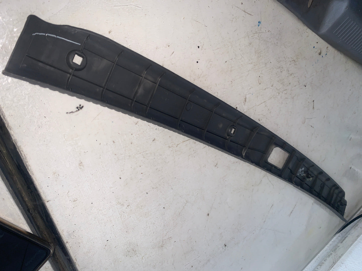 Embellecedor Inferior Maleta Nissan Sentra B15