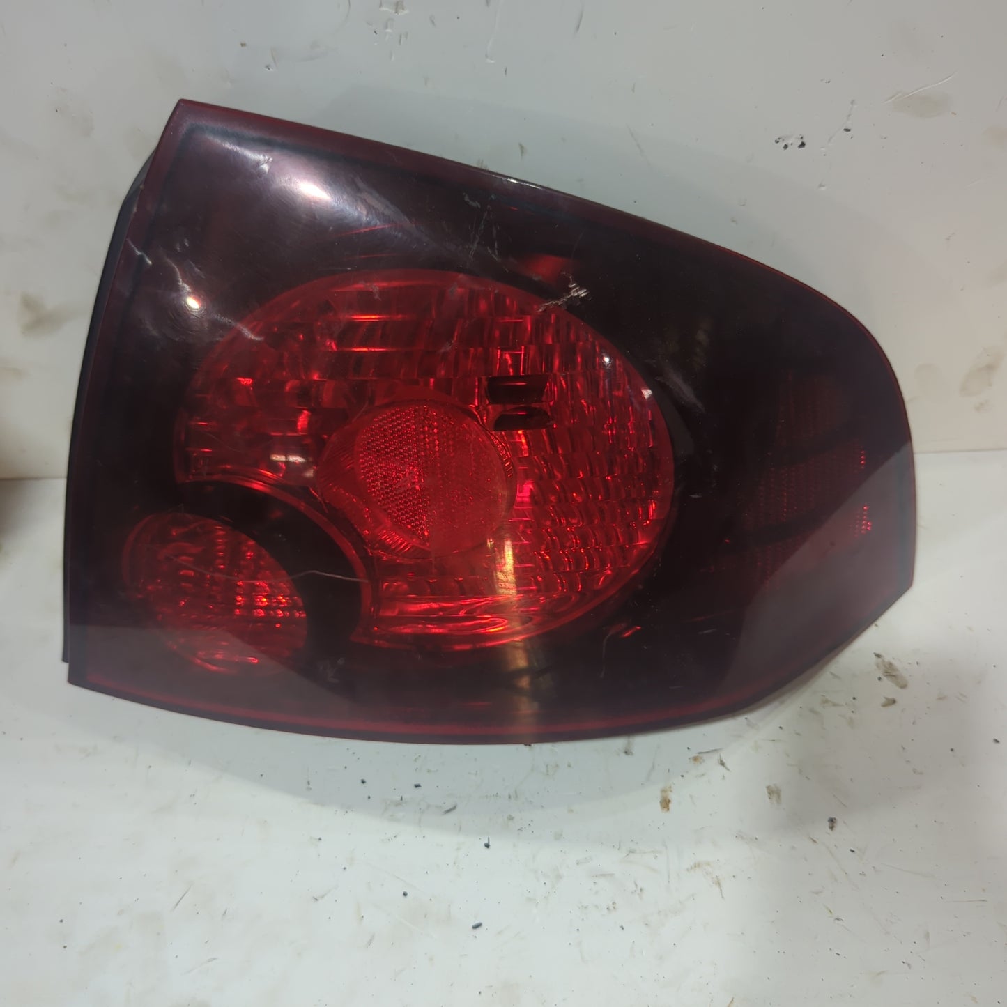 Stop Nissan Sentra B15 Fondo Rojo Original