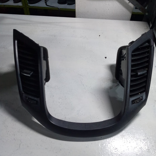 Moldura Rejilla Aire Central Chevrolet Orlando 2012