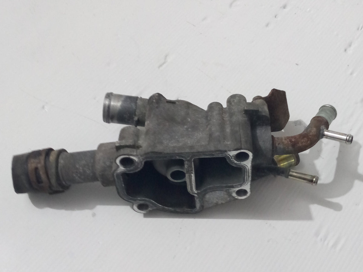 Toma Agua con Termostato Nissan Sentra B15 1.8 2001 2008