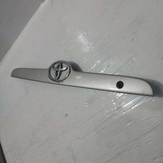 Embellecedor Platina Maleta Toyota Corolla Sensación