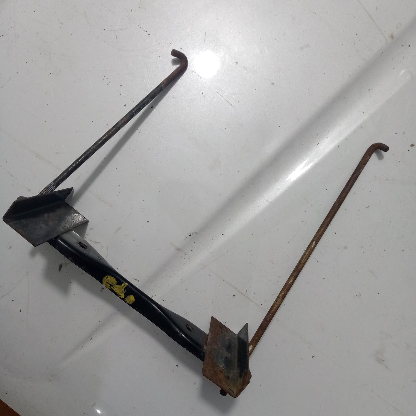 Base Marco Sujeta Batería Yaris 2000 2005