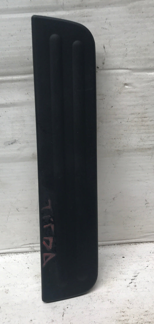 Posa Pie Trasero Nissan Tiida Compuerta