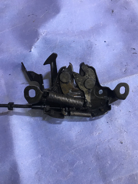 Cerradura Capot Nissan Sentra B15