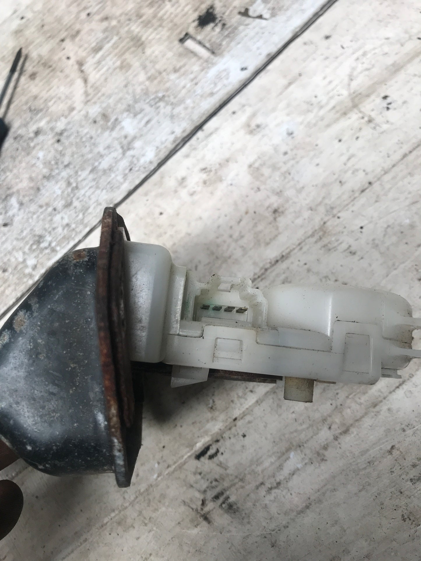 Cerradura Compuerta Nissan Tiida 2007 2010