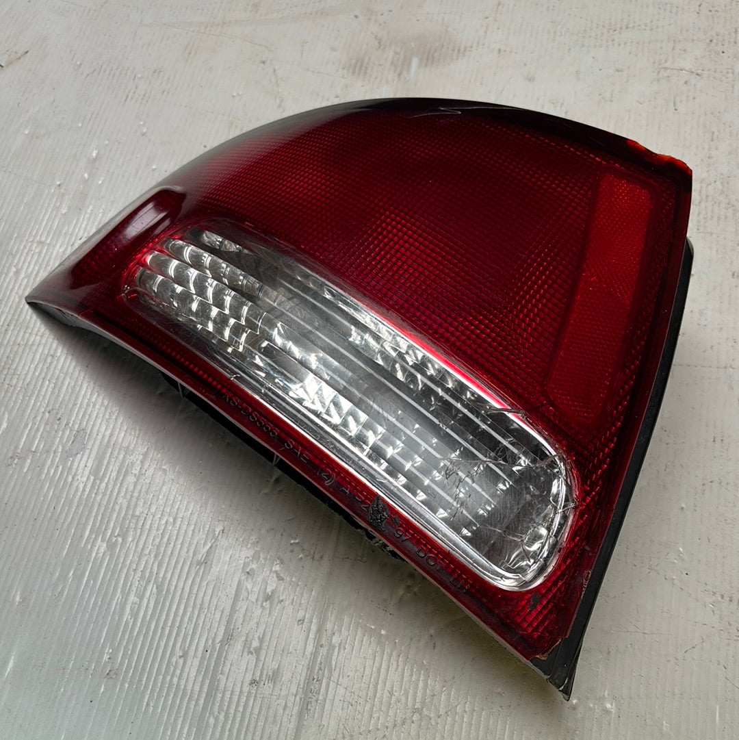 Stop Nissan Sentra B15 2001 2004 Línea Blanca