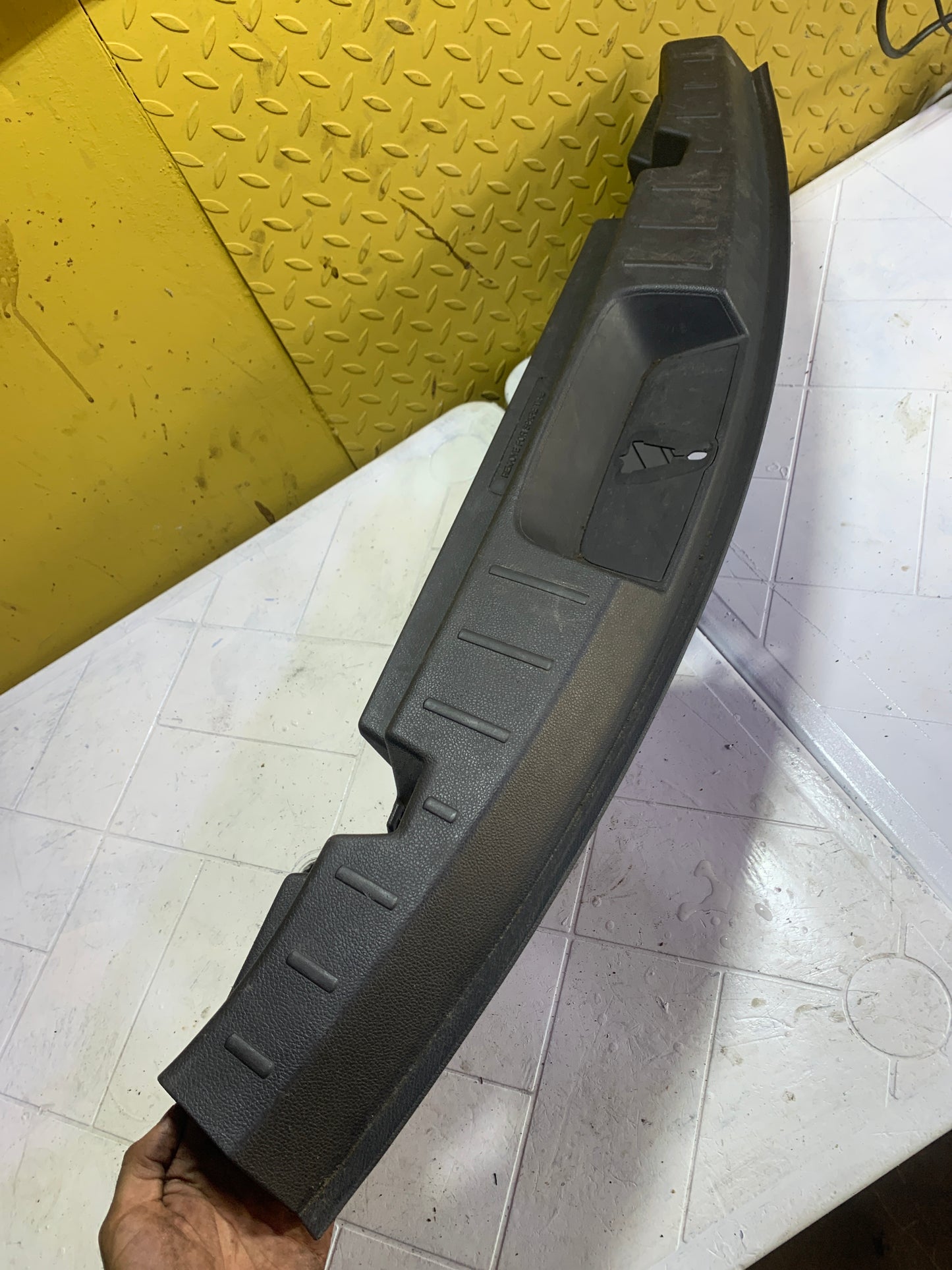 Embellecedor Inferior Maleta Ford Explorer XLT 2011 2015