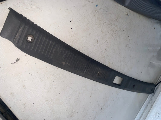 Embellecedor Inferior Maleta Nissan Sentra B15