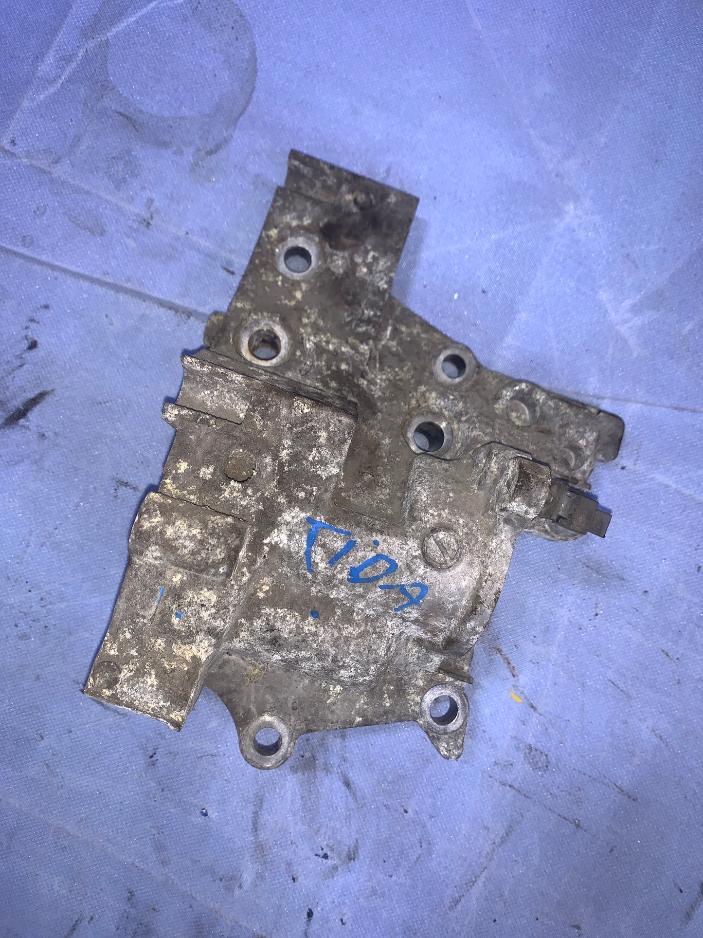 Base Toma Agua Alternador Nissan B16 2.0 Tiida 1.8