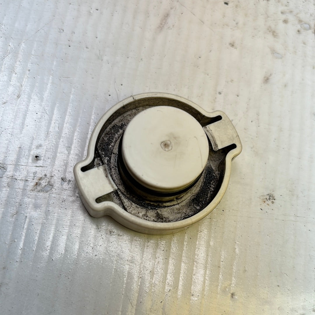 Tapa Envase Deposito Aceite Hidraulica Mitsubishi Lancer