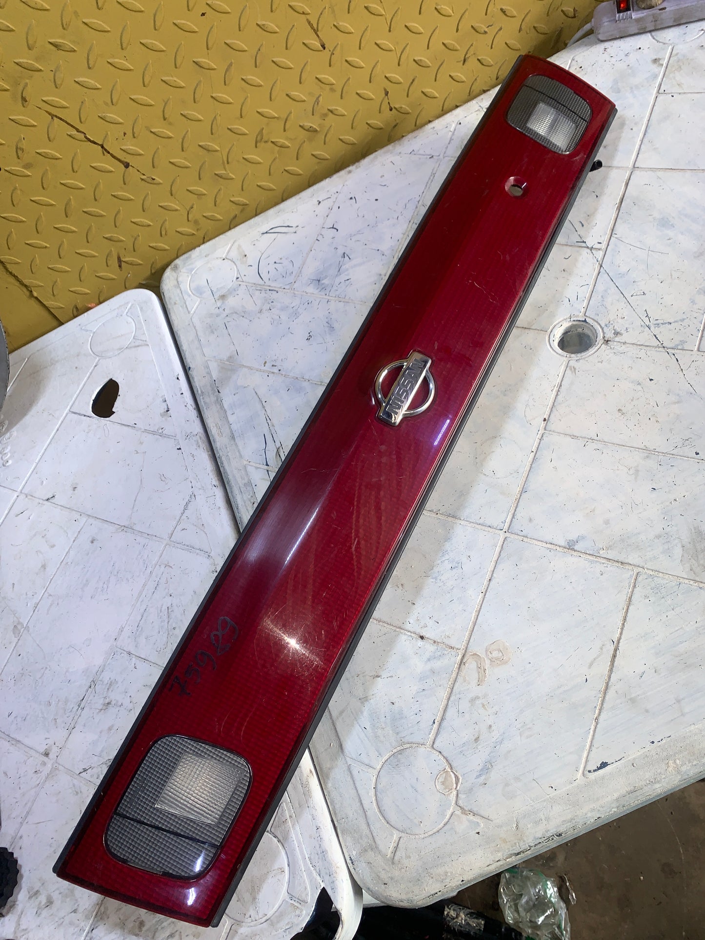 Stop Embellecedor Central Maleta Nissan Sentra B14