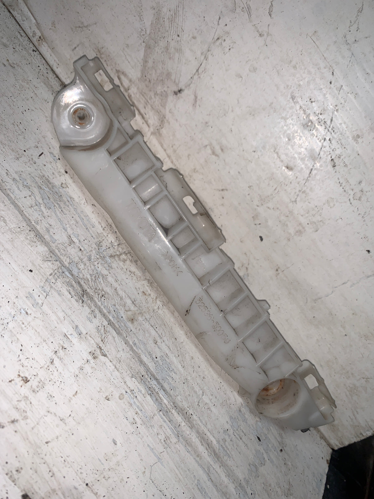 Base Parachoque Delantero Soporte Guia Toyota Yaris 2006 2008