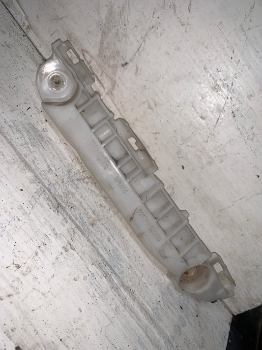 Base Parachoque Delantero Soporte Guia Toyota Yaris 2006 2008