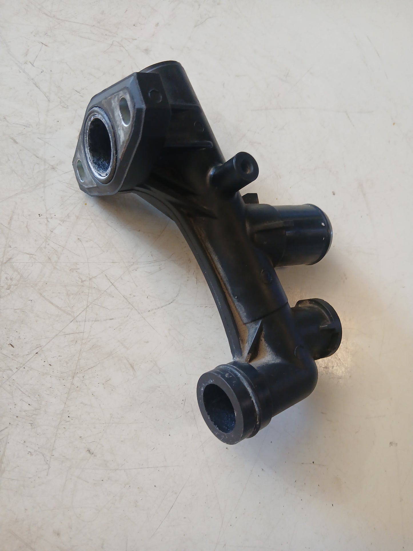 Toma De Agua Plastica Ford Fusion 3.0