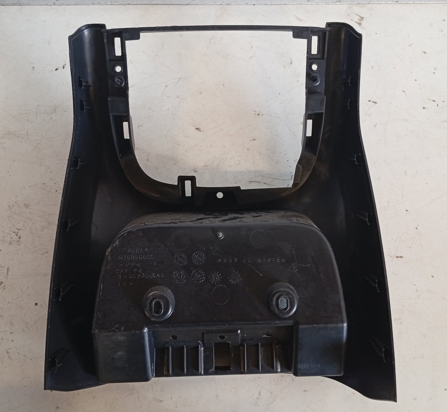 Tapa Consola Trasera Chevrolet Tahoe 2011