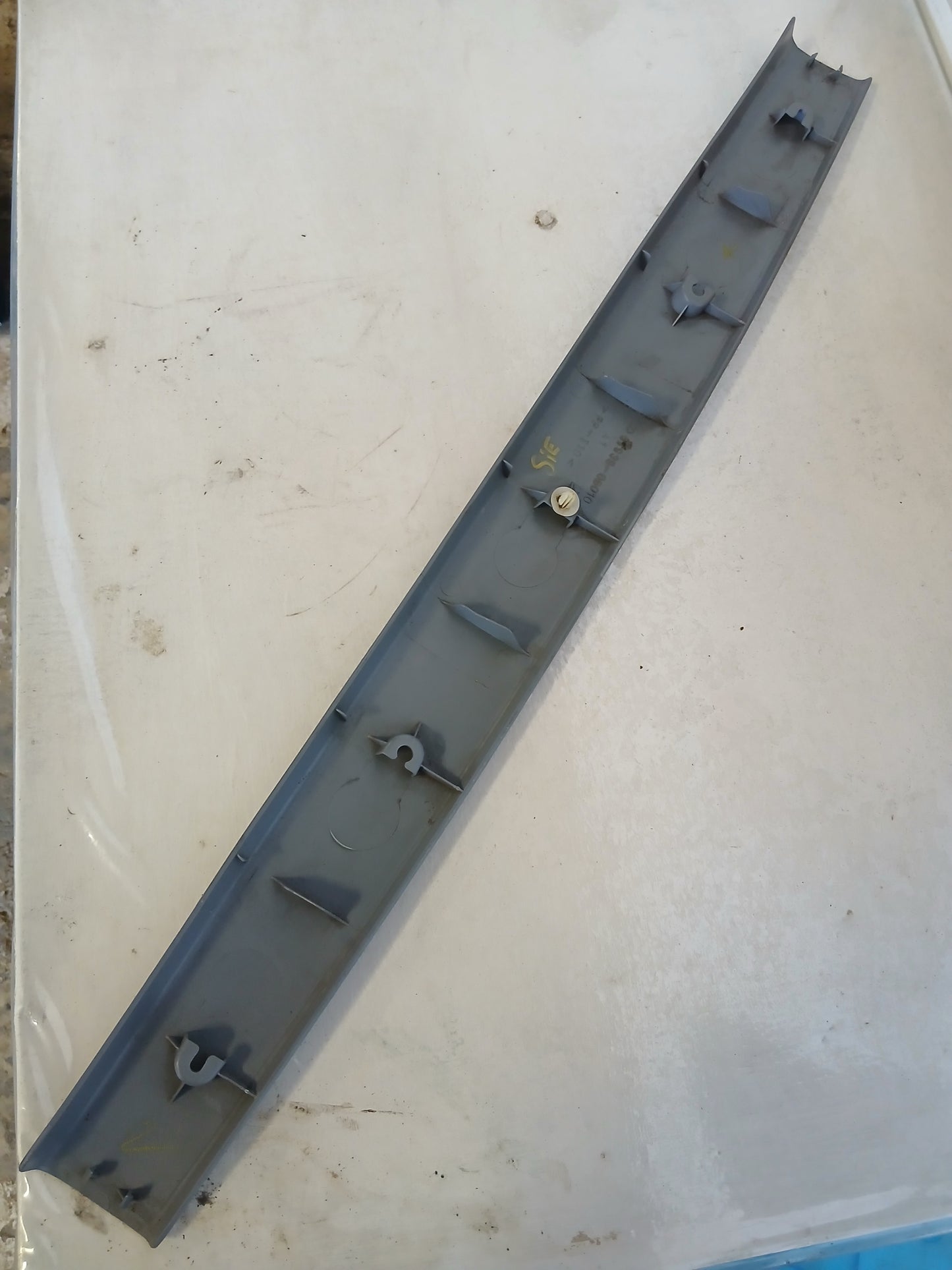 Moldura Superior Compuerta Toyota Sienna 1998 2003