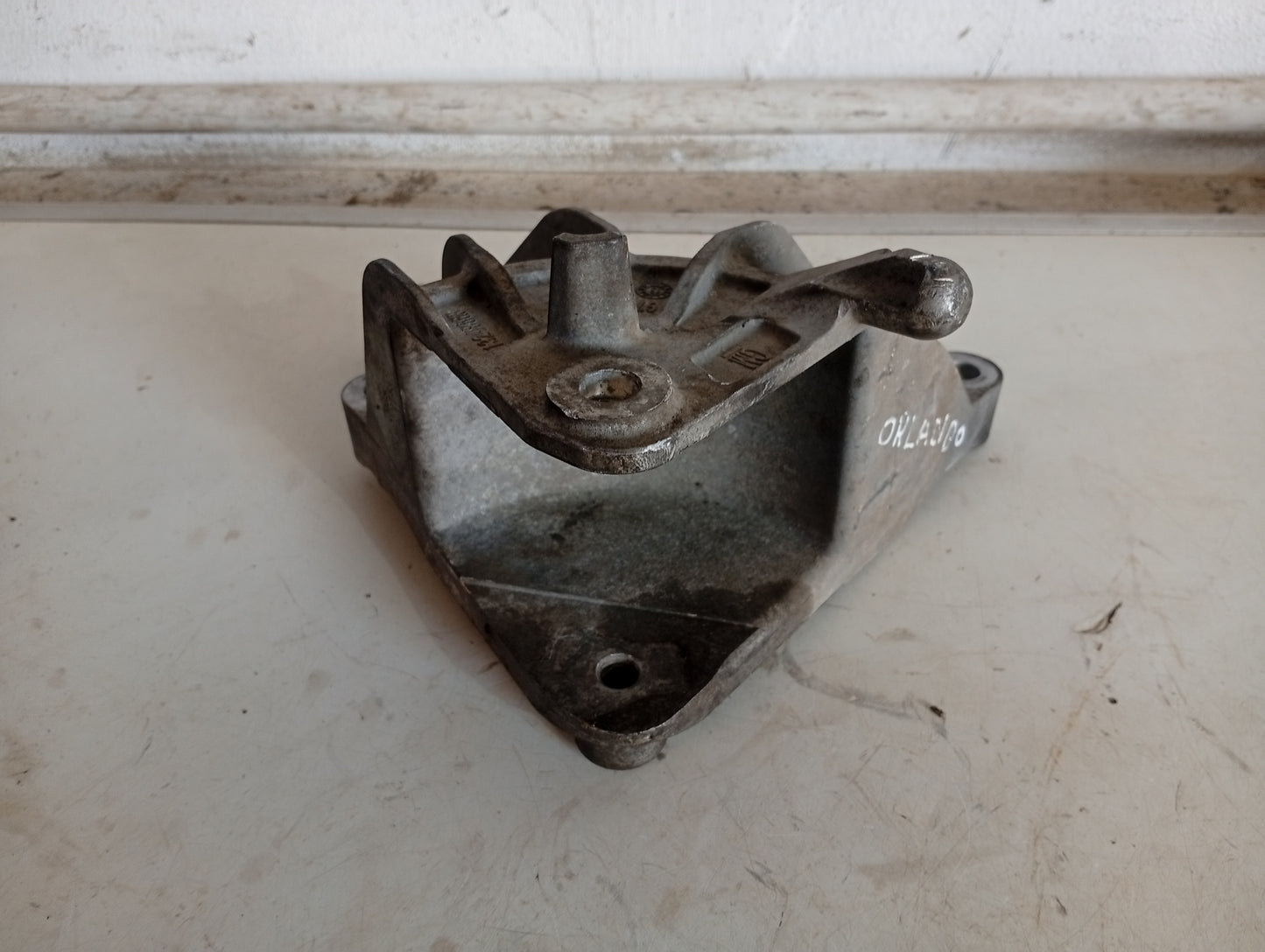 Soporte Base Caja Inferior Chevrolet Orlando