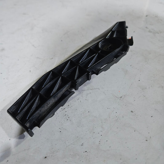 Base Parachoque Trasero Soporte Guia Yaris Belta