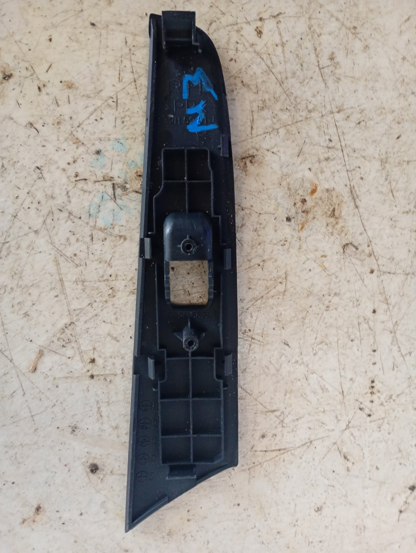 Embellecedor Mando Eleva Vidrio Mazda3