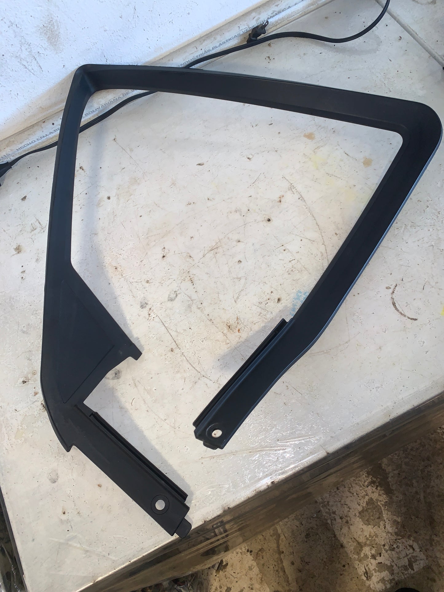 Moldura Mardo Vidrio Delantero Dodge Charger 2007
