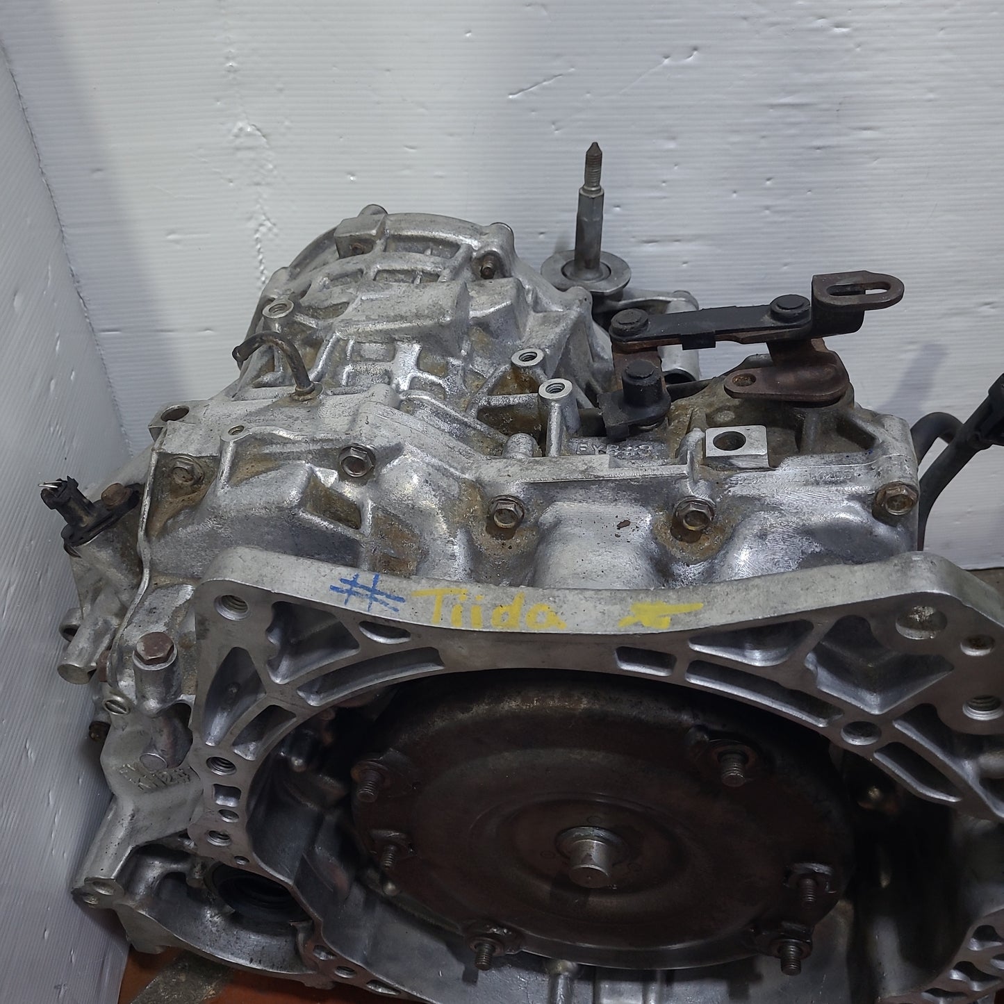 Caja Nissan Tiida 2.5L