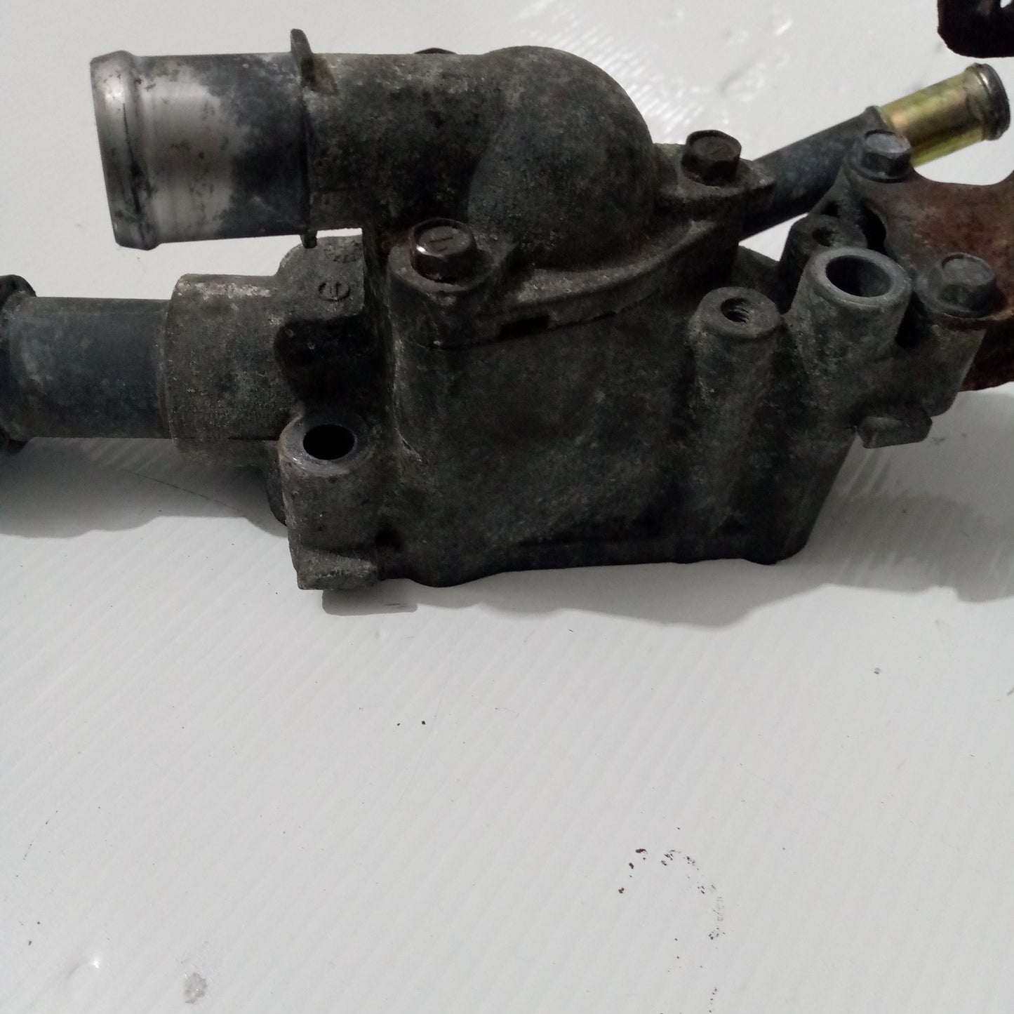 Toma De Agua con Termostato Nissan Sentra B15 1.8 2001 2008