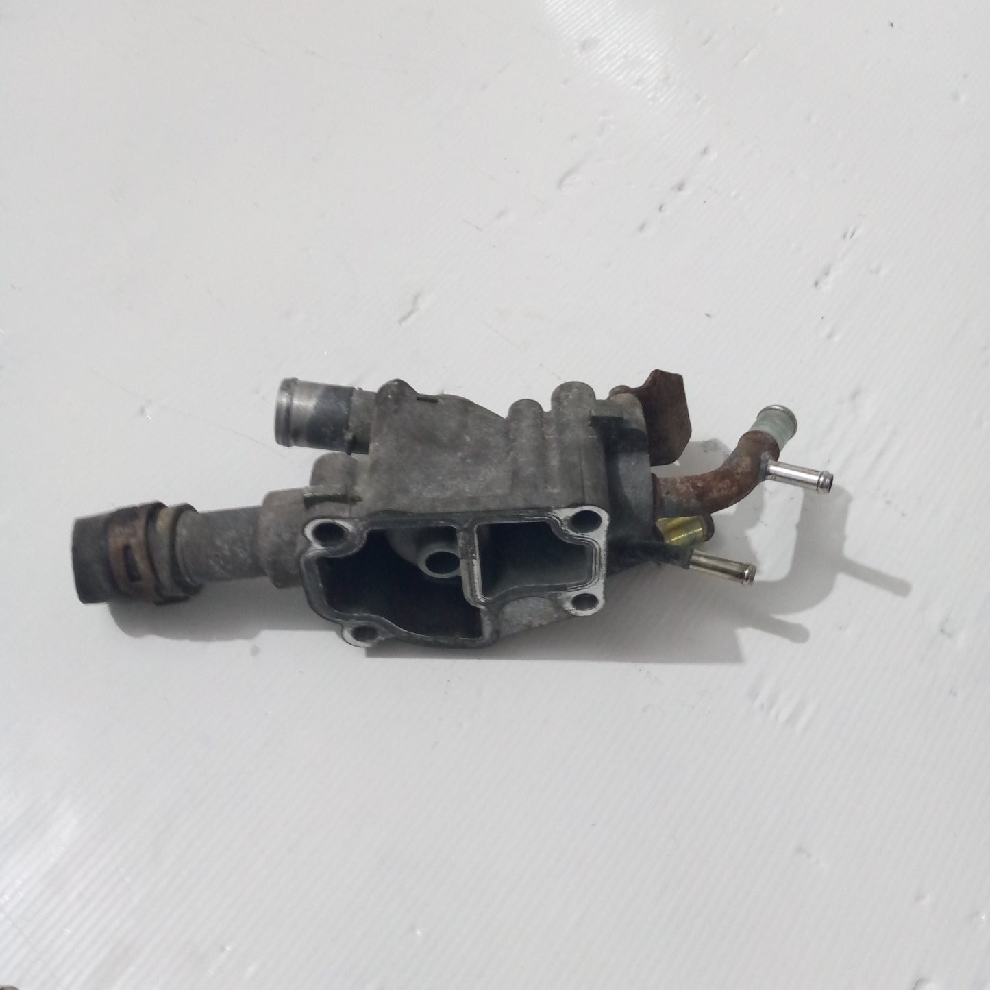 Toma De Agua con Termostato Nissan Sentra B15 1.8 2001 2008