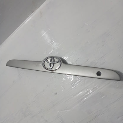 Embellecedor Platina Maleta Toyota Corolla Sensación