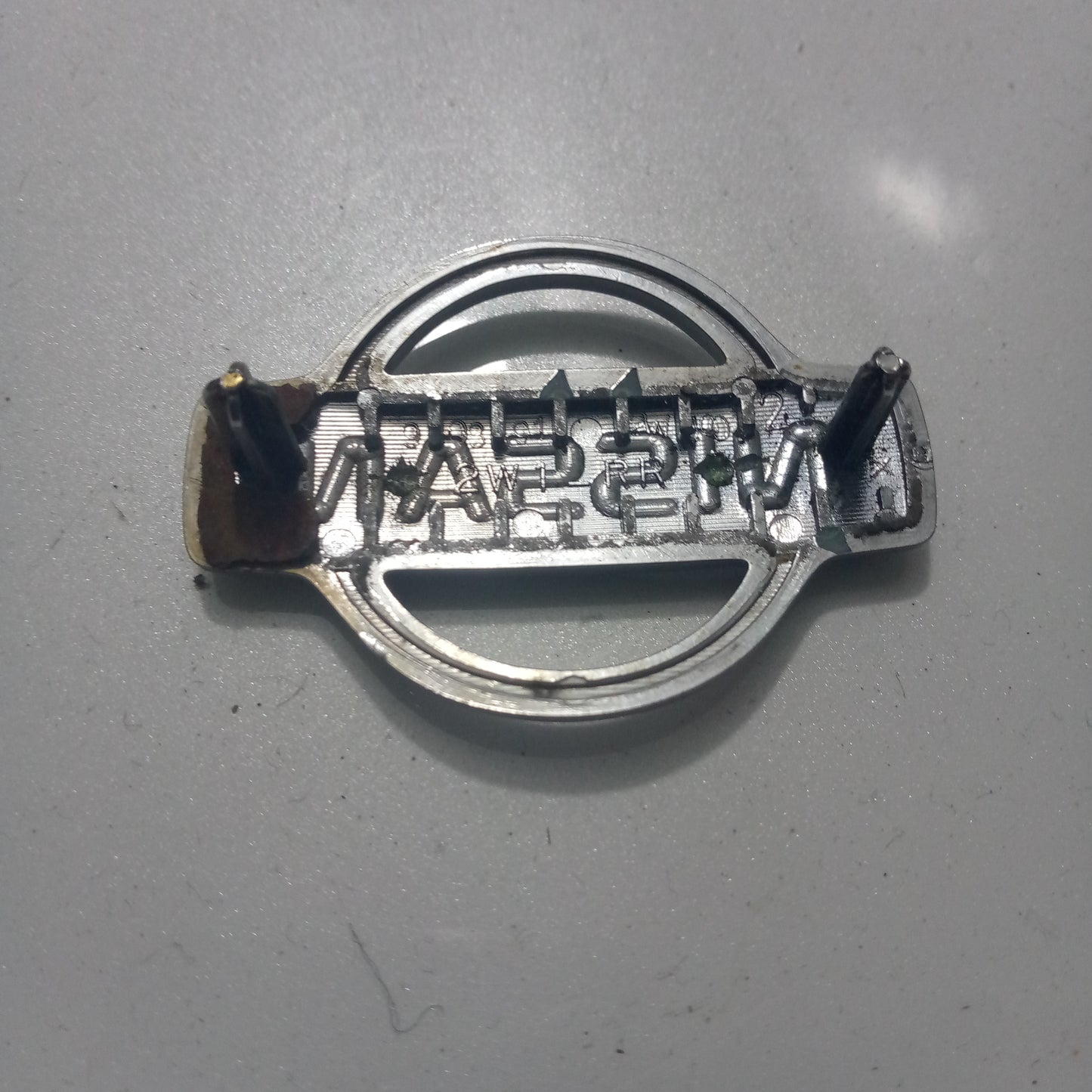 Emblema Puerta Trasera Nissan Pathfinder 99 01