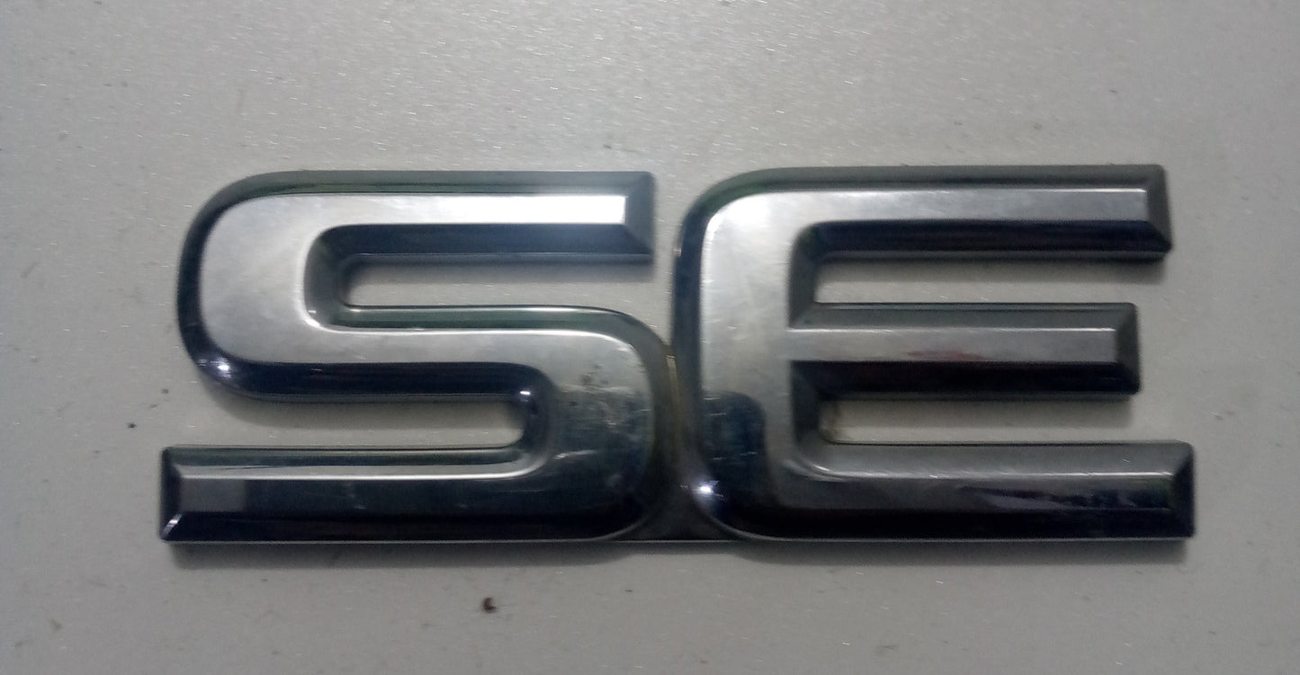 Emblema SE Puerta Trasera Nissan Pathfinder 1999 2001