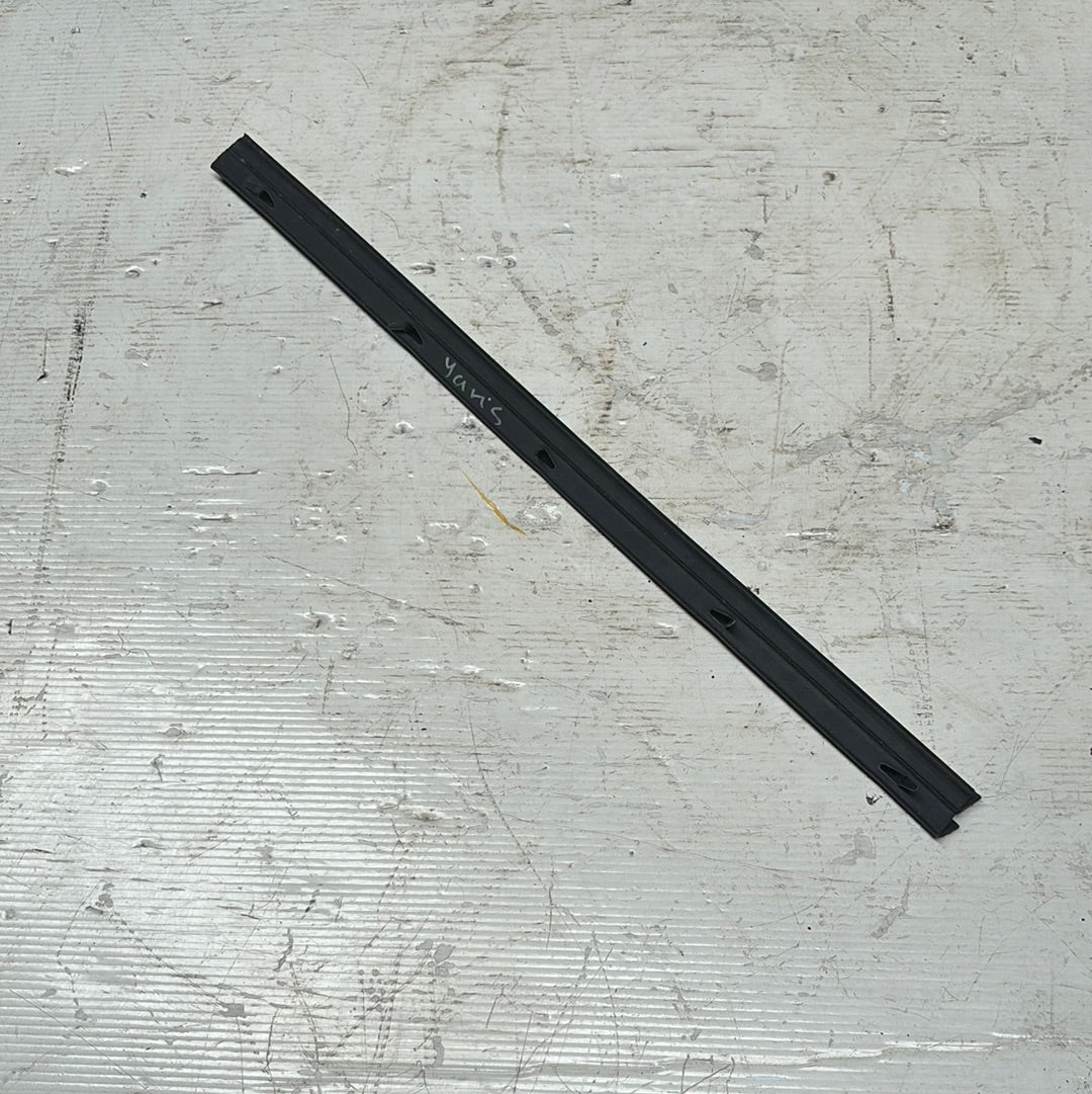 Cepillo Lamevidrio Interno [2ptas] Yaris 2000 2005