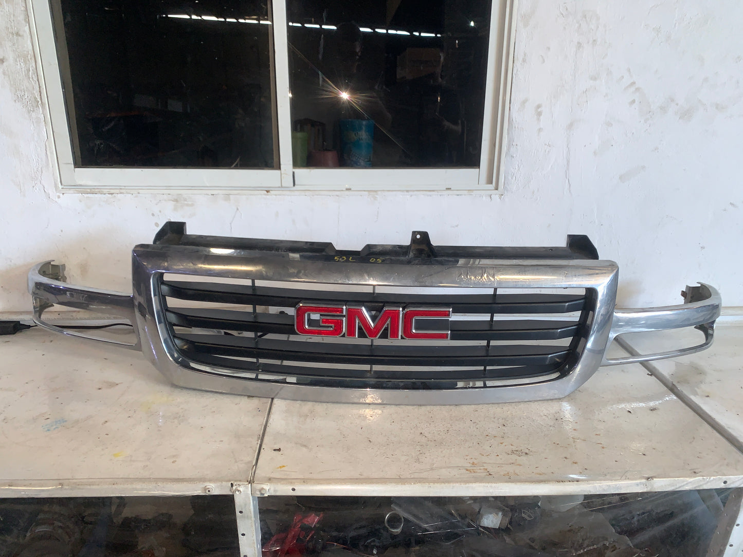 Parrilla Frontal GMC Sierra 2005