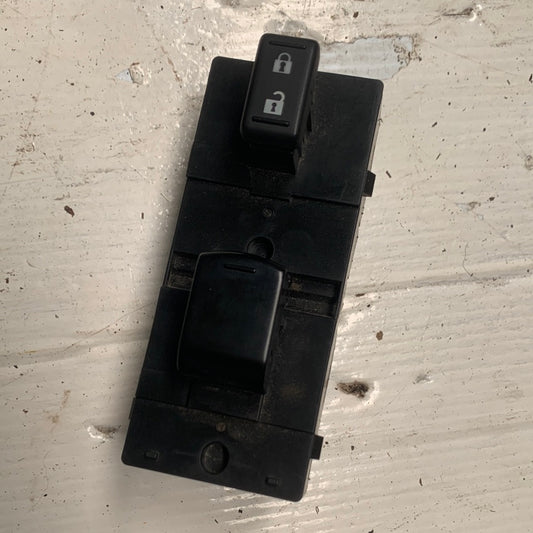 Mando Eleva Vidrio Nissan B16 Tiida Individual