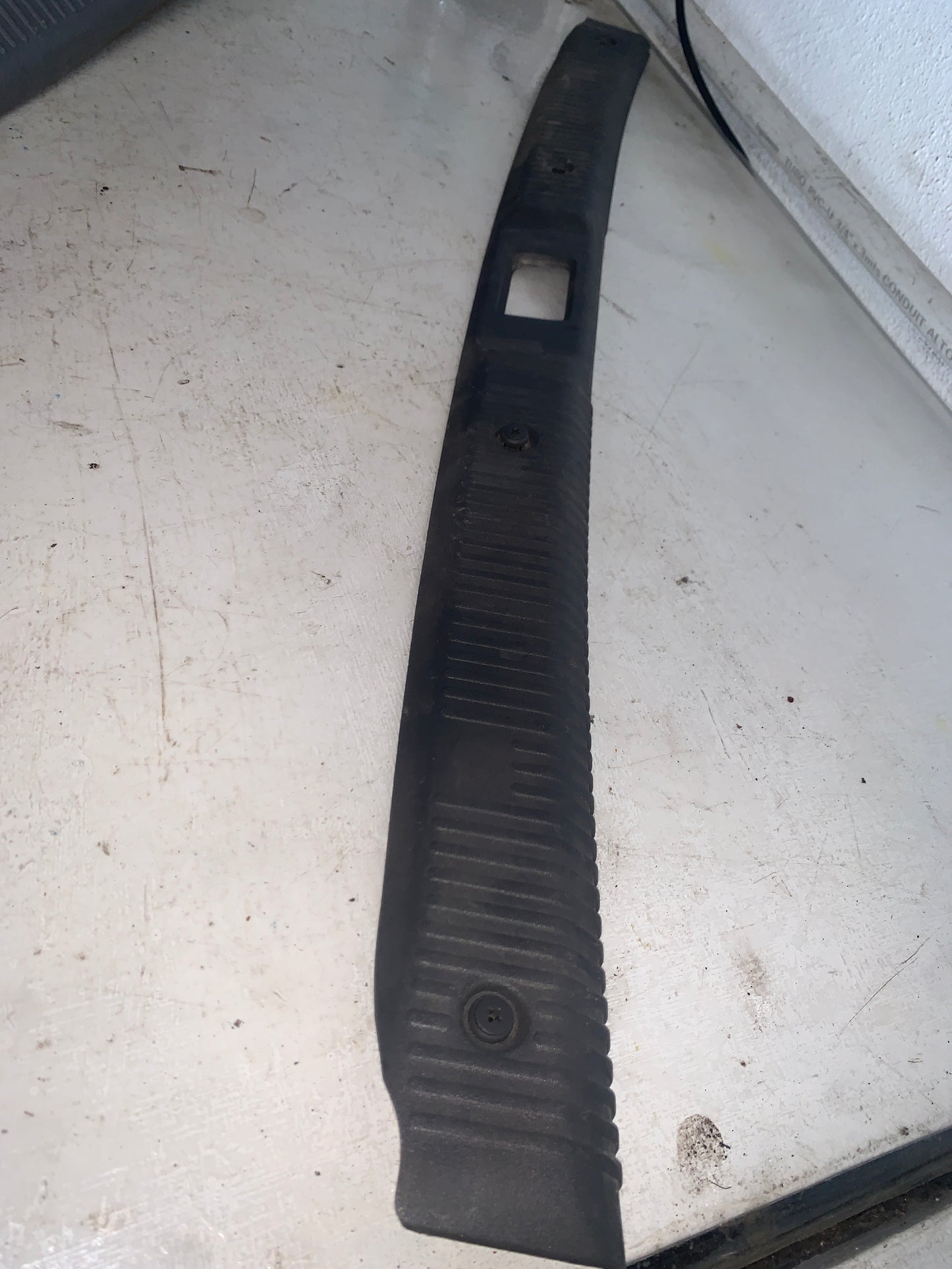 Embellecedor Inferior Maleta Nissan Sentra B15