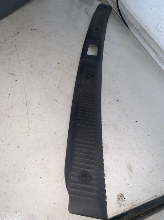 Embellecedor Inferior Maleta Nissan Sentra B15