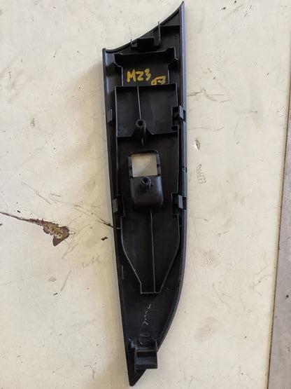 Embellecedor Mando Eleva Vidrio Mazda3