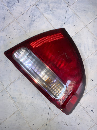 Stop Nissan Sentra B15 2001 2004 Línea Blanca