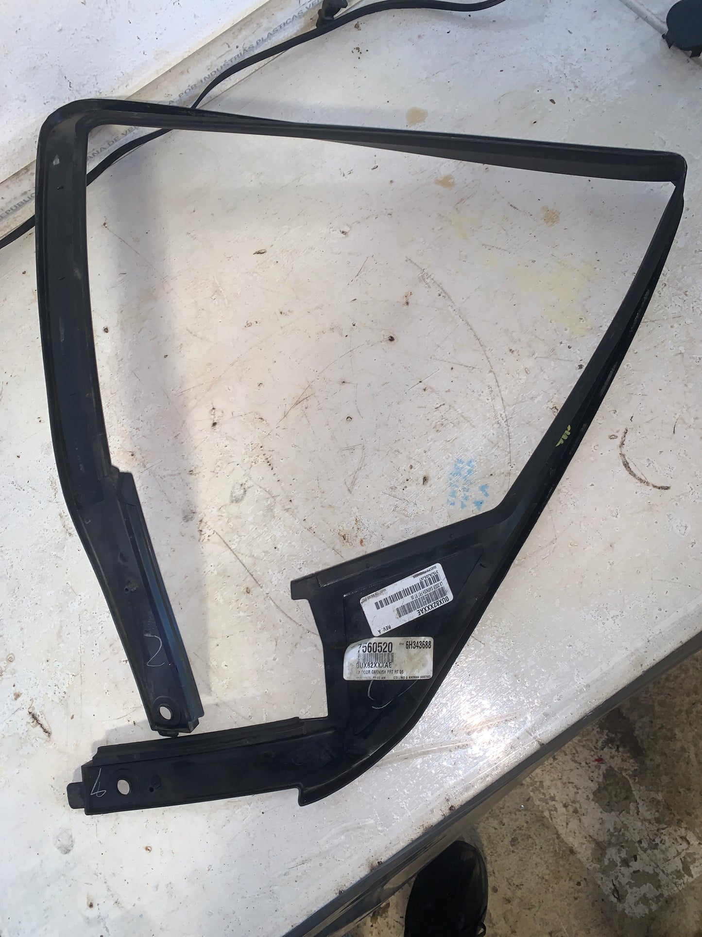 Moldura Mardo Vidrio Delantero Dodge Charger 2007