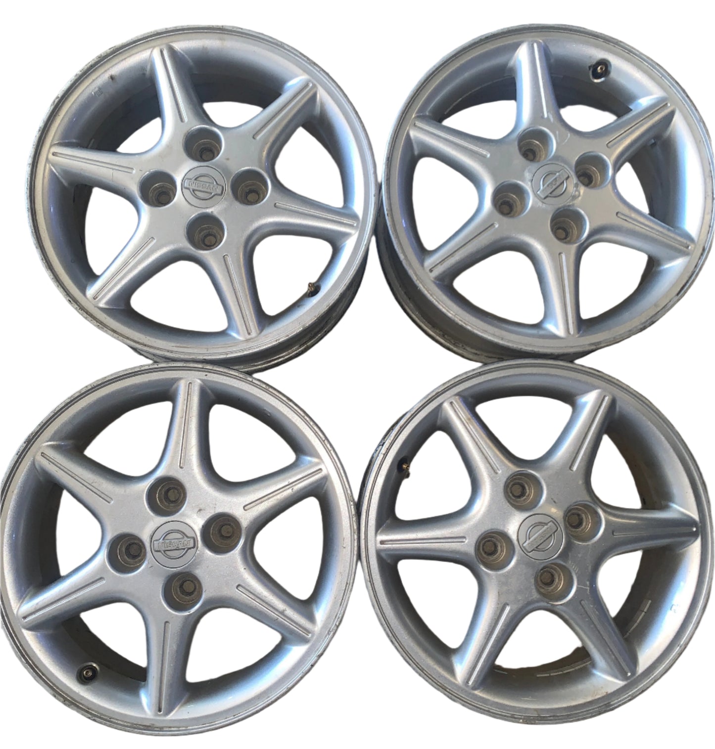 Juego Rines Decorativos Nissan Sentra B15 B14 15”