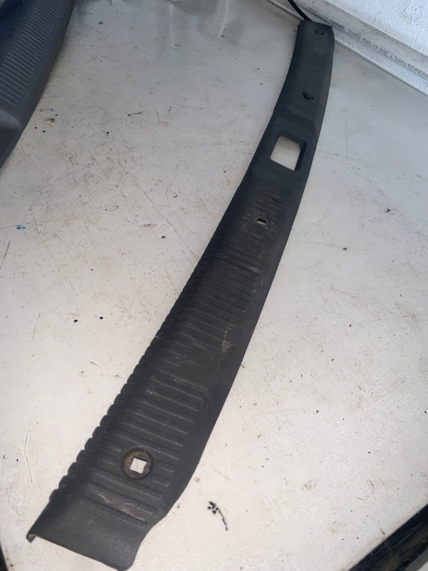 Embellecedor Inferior Maleta Nissan Sentra B15