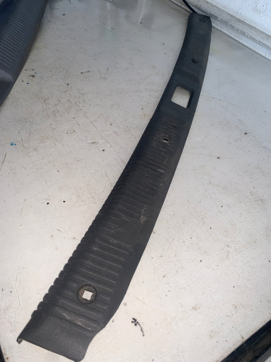 Embellecedor Inferior Maleta Nissan Sentra B15