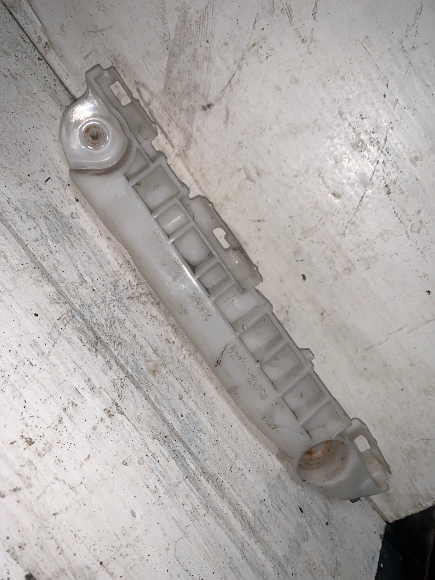 Base Parachoque Delantero Soporte Guia Toyota Yaris 2006 2008