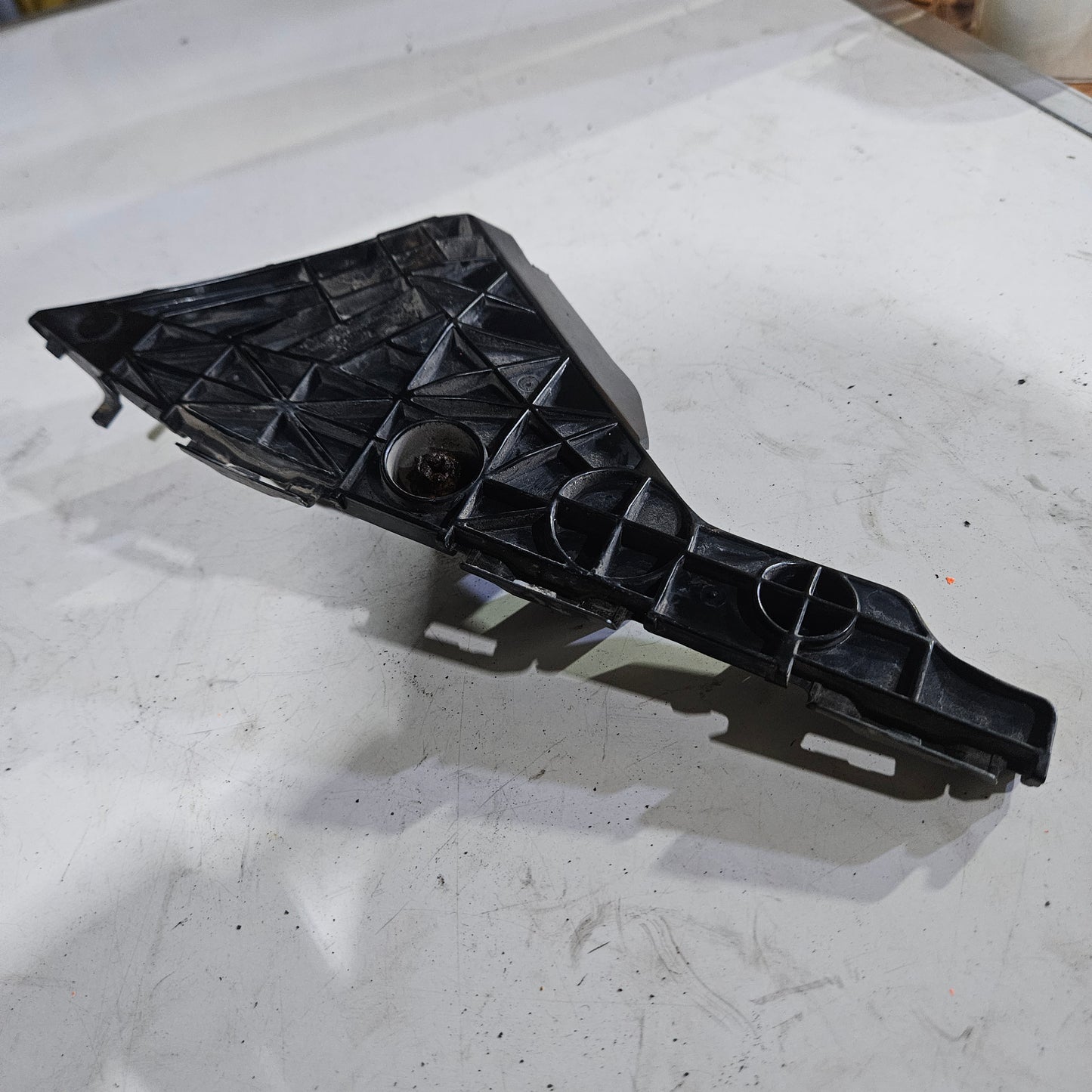 Base Parachoque Delantero Soporte Guia Toyota Yaris Belta