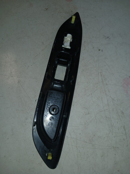 Embellecedor Mando Eleva Vidrio Toyota Yaris Belta 2007 2012