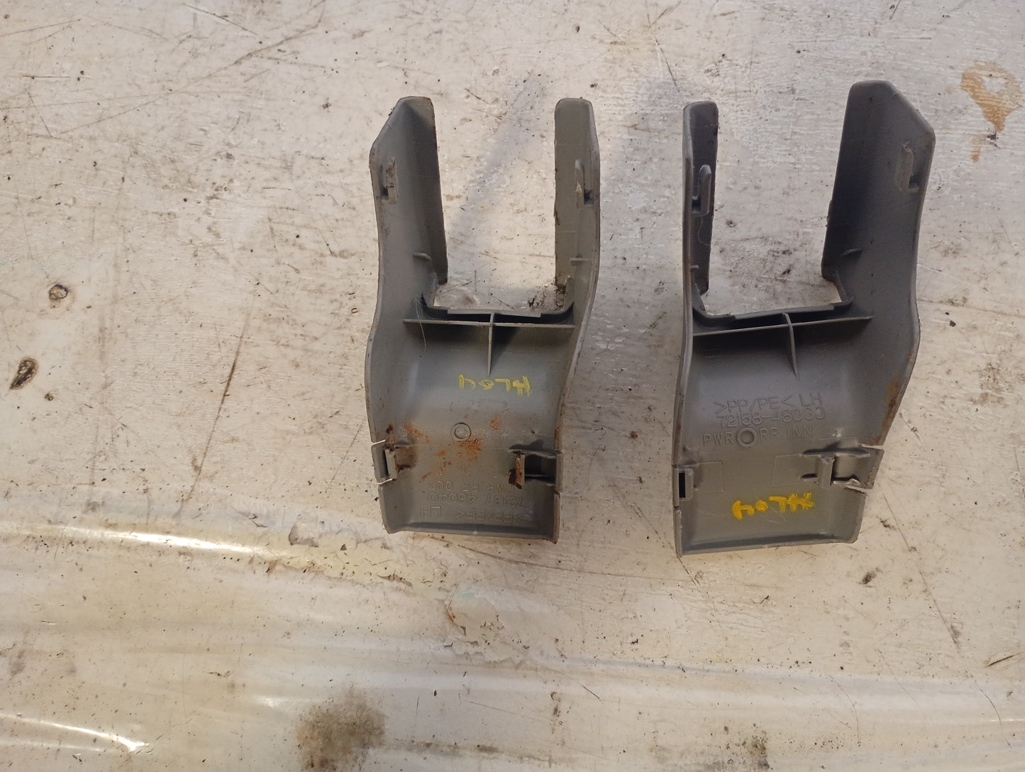 Tapa Tuerca Asiento trasero Toyota Highlander 2004