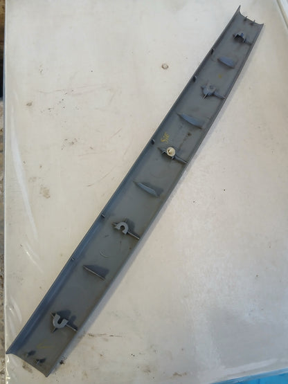 Moldura Superior Compuerta Toyota Sienna 1998 2003