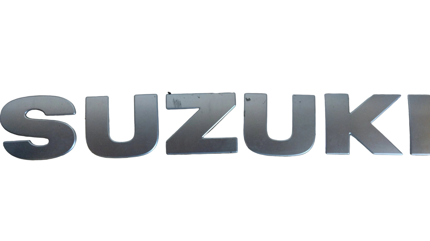 Emblema Letra Grande Suzuki