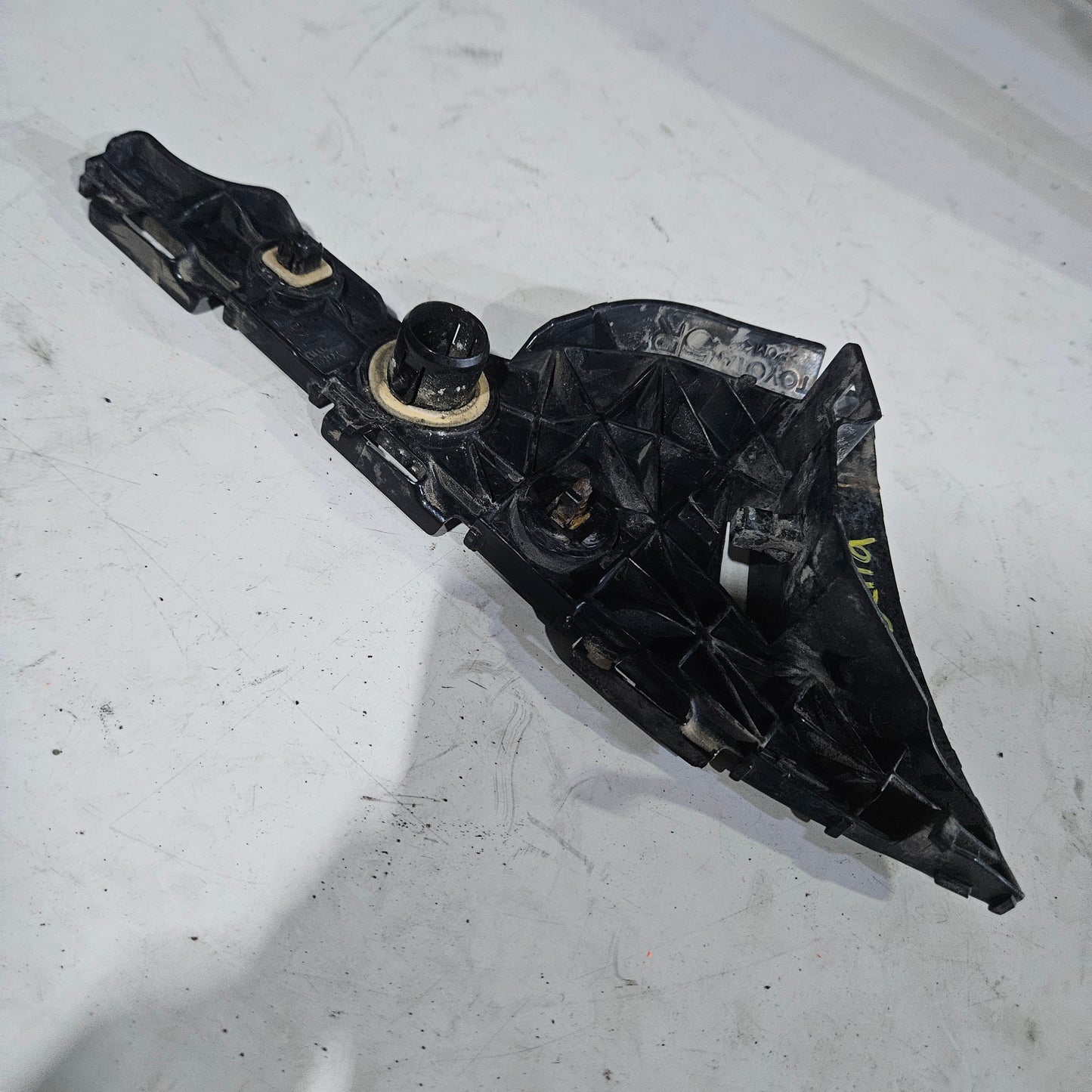 Base Parachoque Delantero Soporte Guia Toyota Yaris Belta