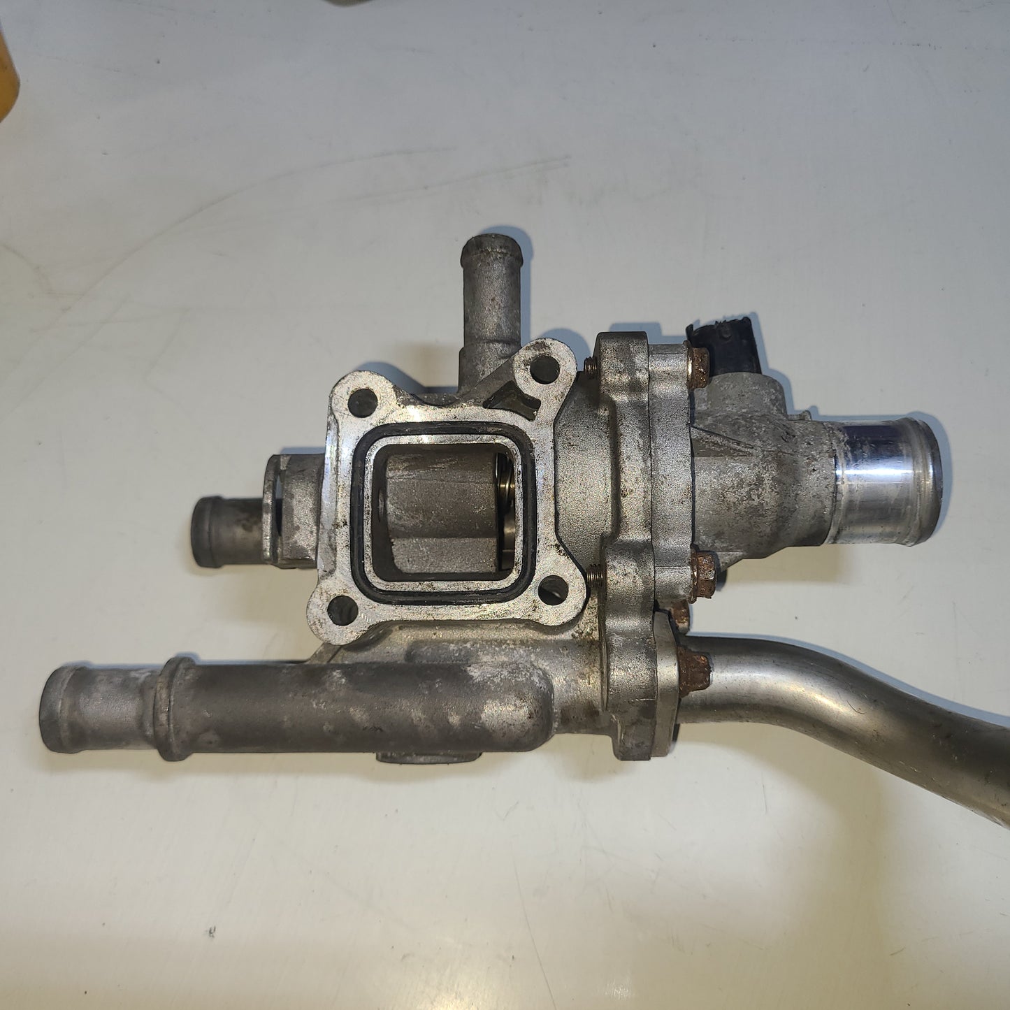 Toma De Agua Aluminio Chevrolet Cruze 1.8