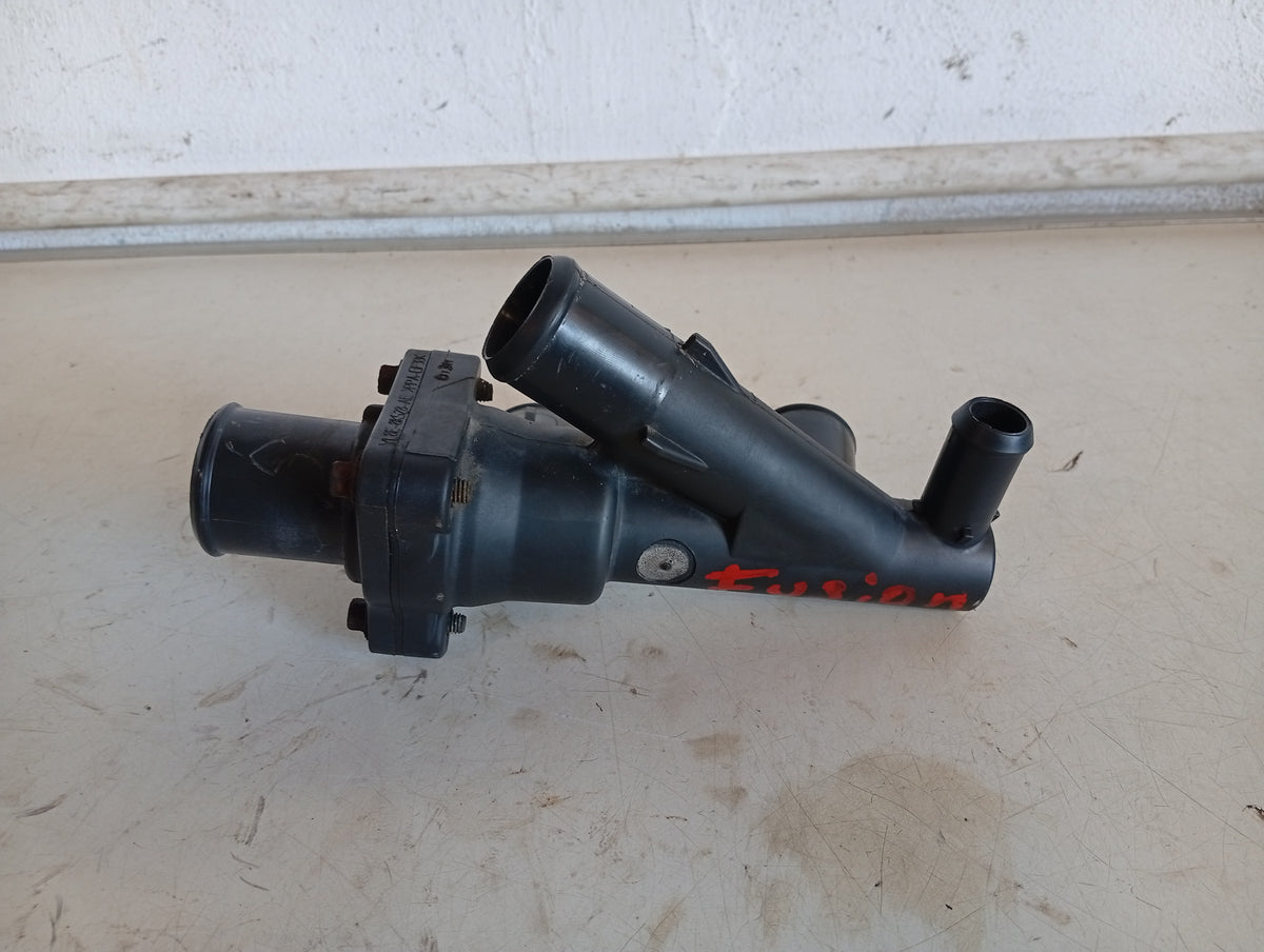 Toma De Agua Plastica Ford Fusion